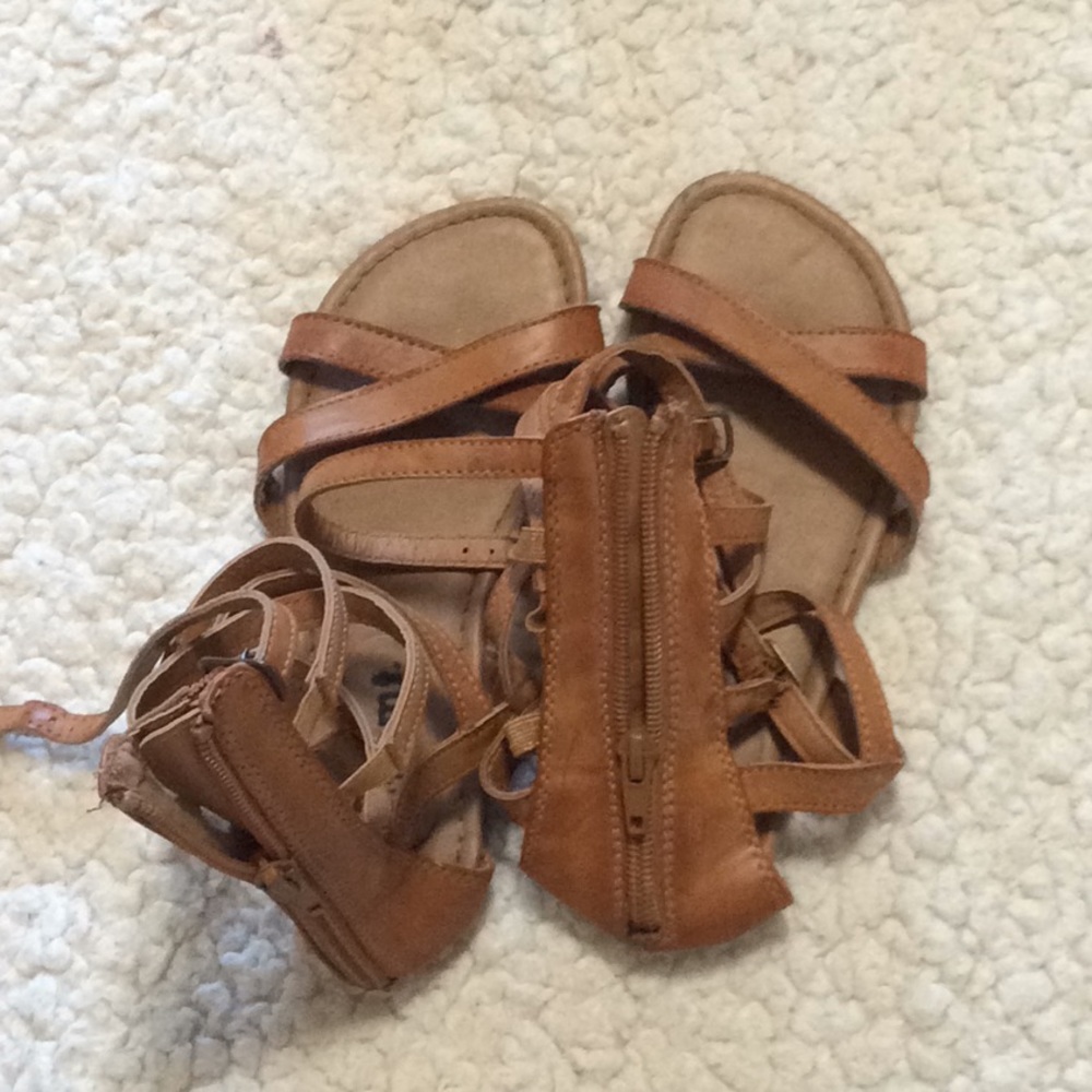 Criss cross sandals girls